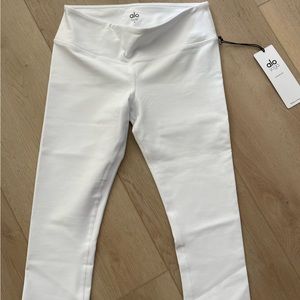 Alo Yoga Airbrush Capri white small. Never worn, new with tags.
